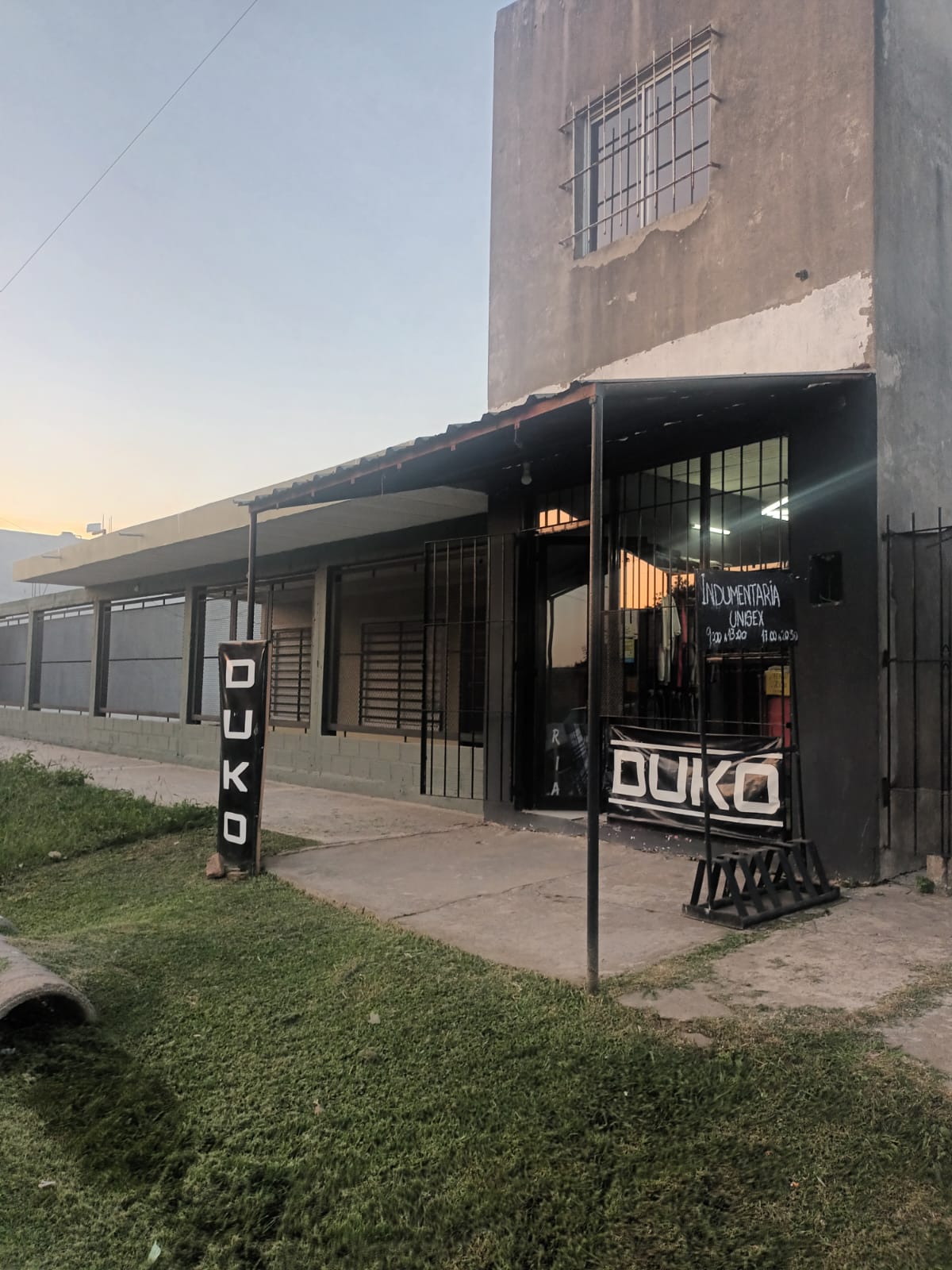 Casa con local y departamento