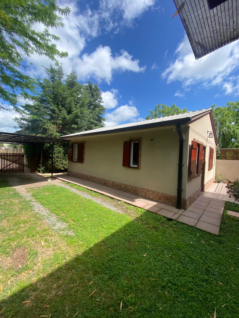 Casa con departamento en Cañuelas barrio La union