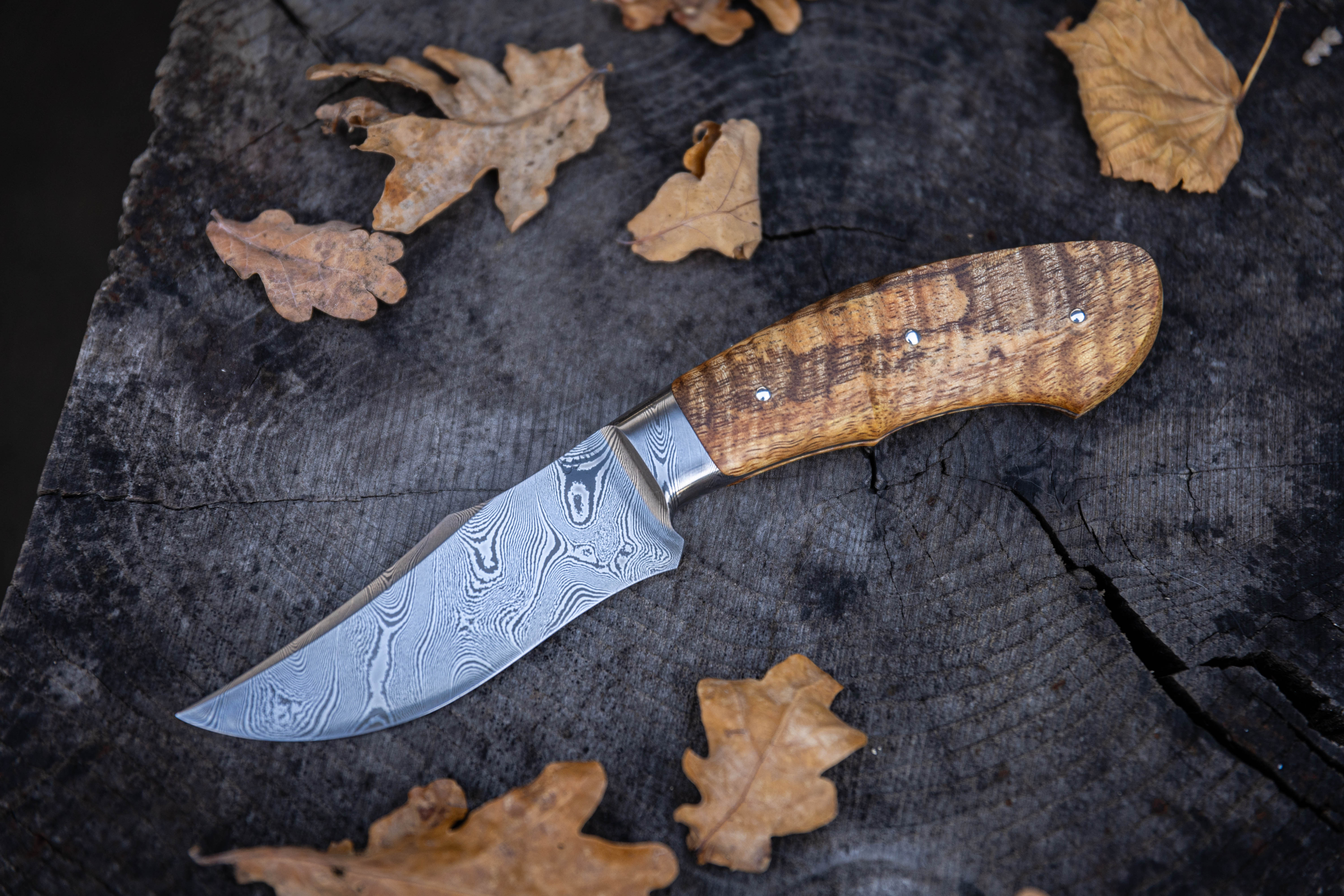 Couteau Intégral en Damas Torsadé