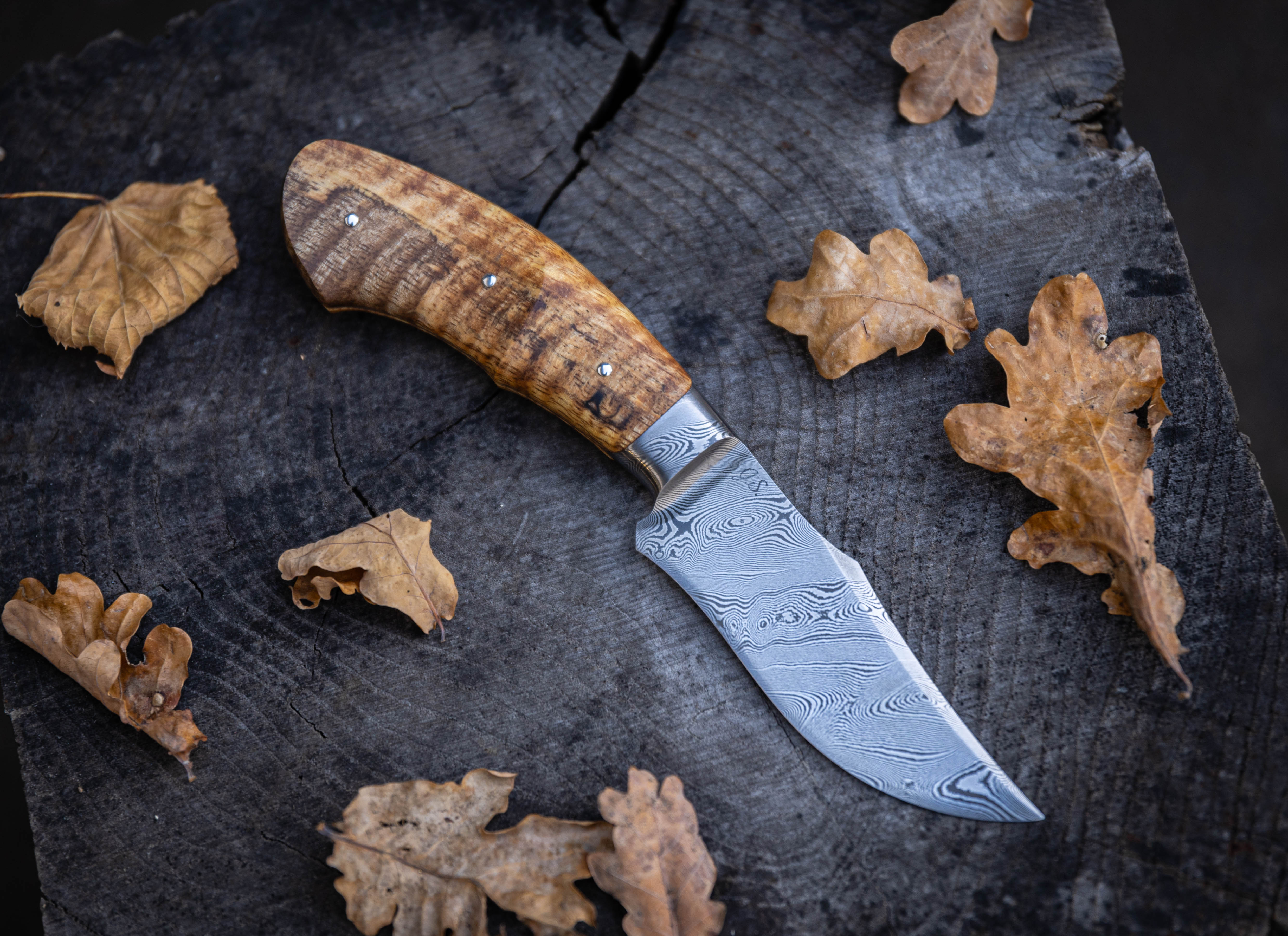 Couteau Intégral en Damas Torsadé