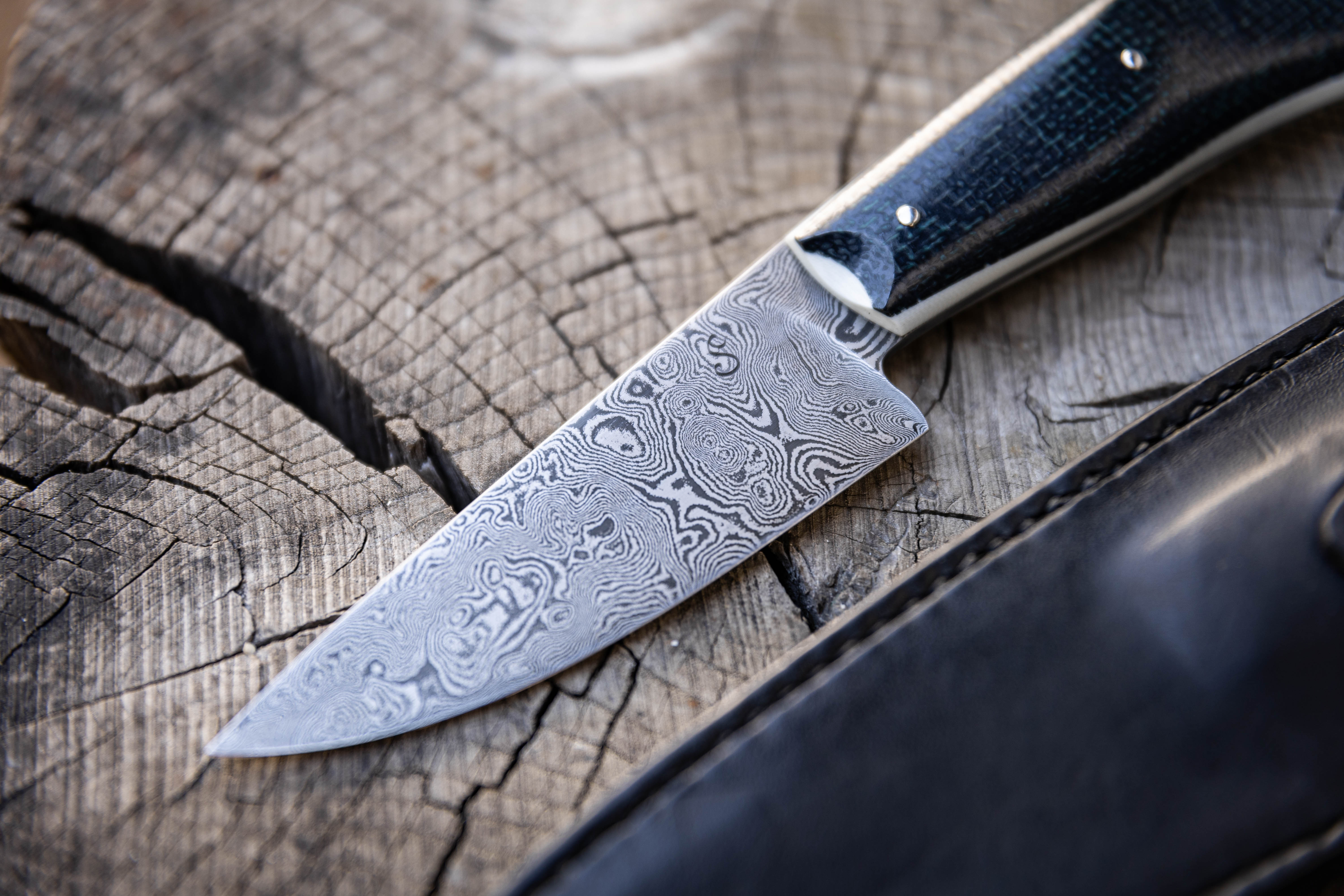 Couteau en acier multicouches