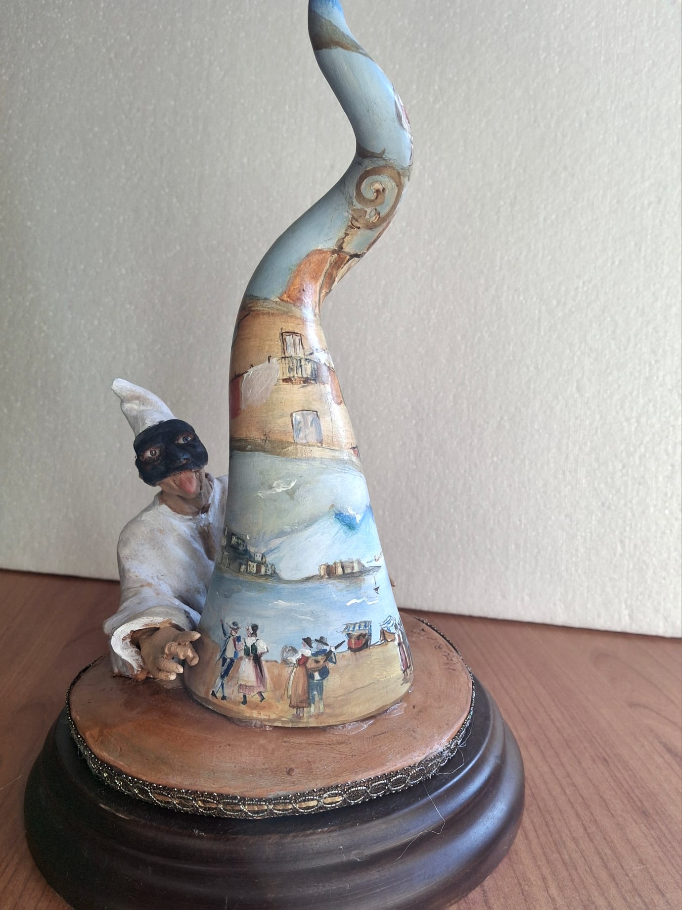 Pulcinella e il Corno Scaramantico – Simbolo di Fortuna e Tradizione