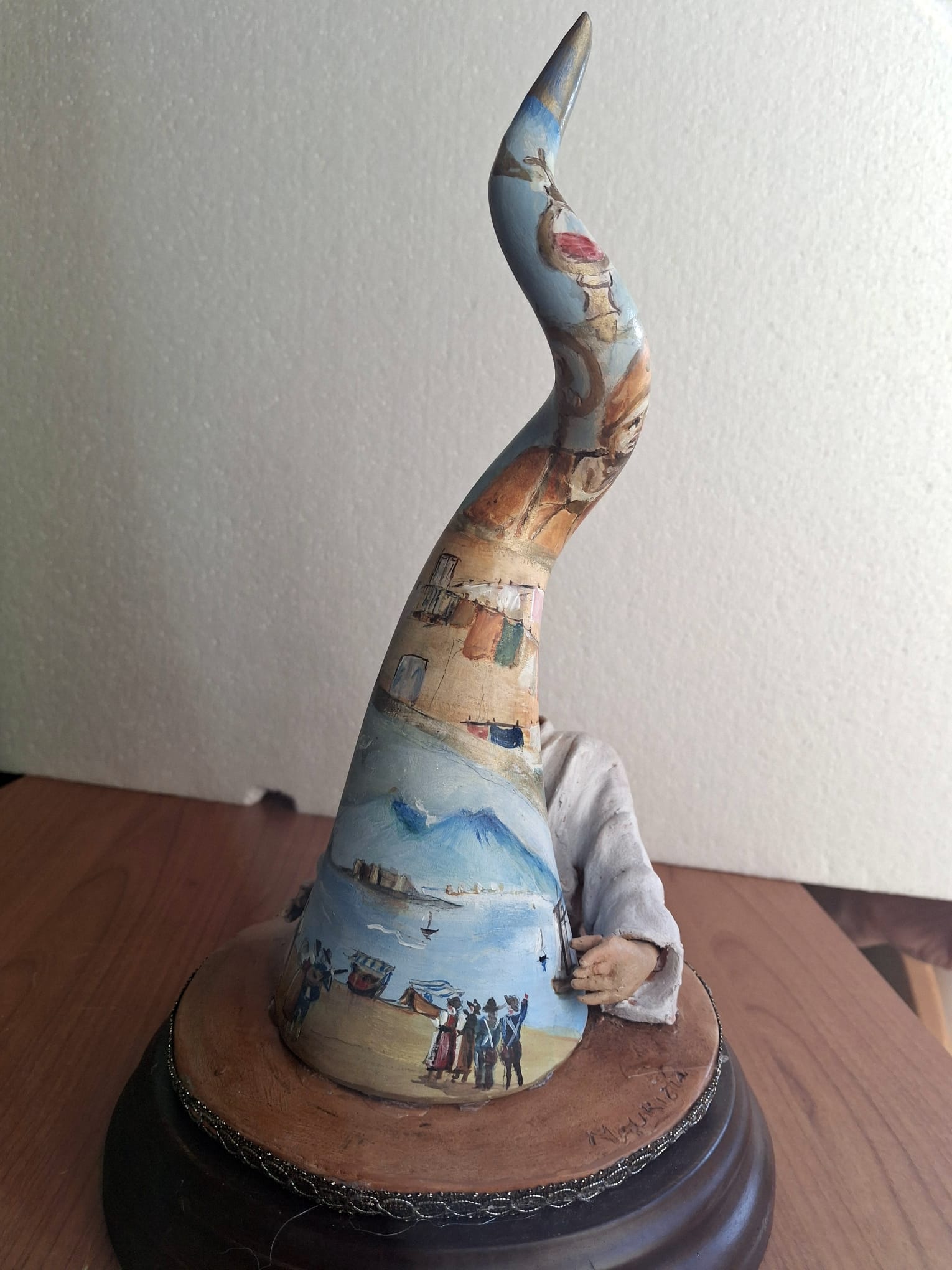 Pulcinella e il Corno Scaramantico – Simbolo di Fortuna e Tradizione