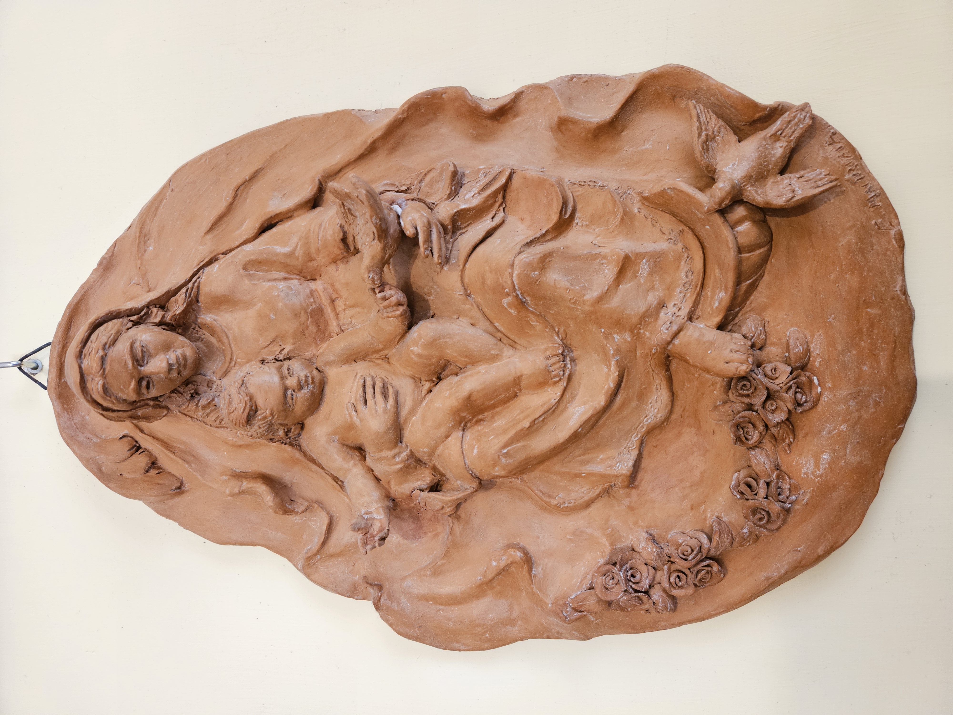 Abbraccio Divino - Scultura in Terracotta di Madonna con Bambino