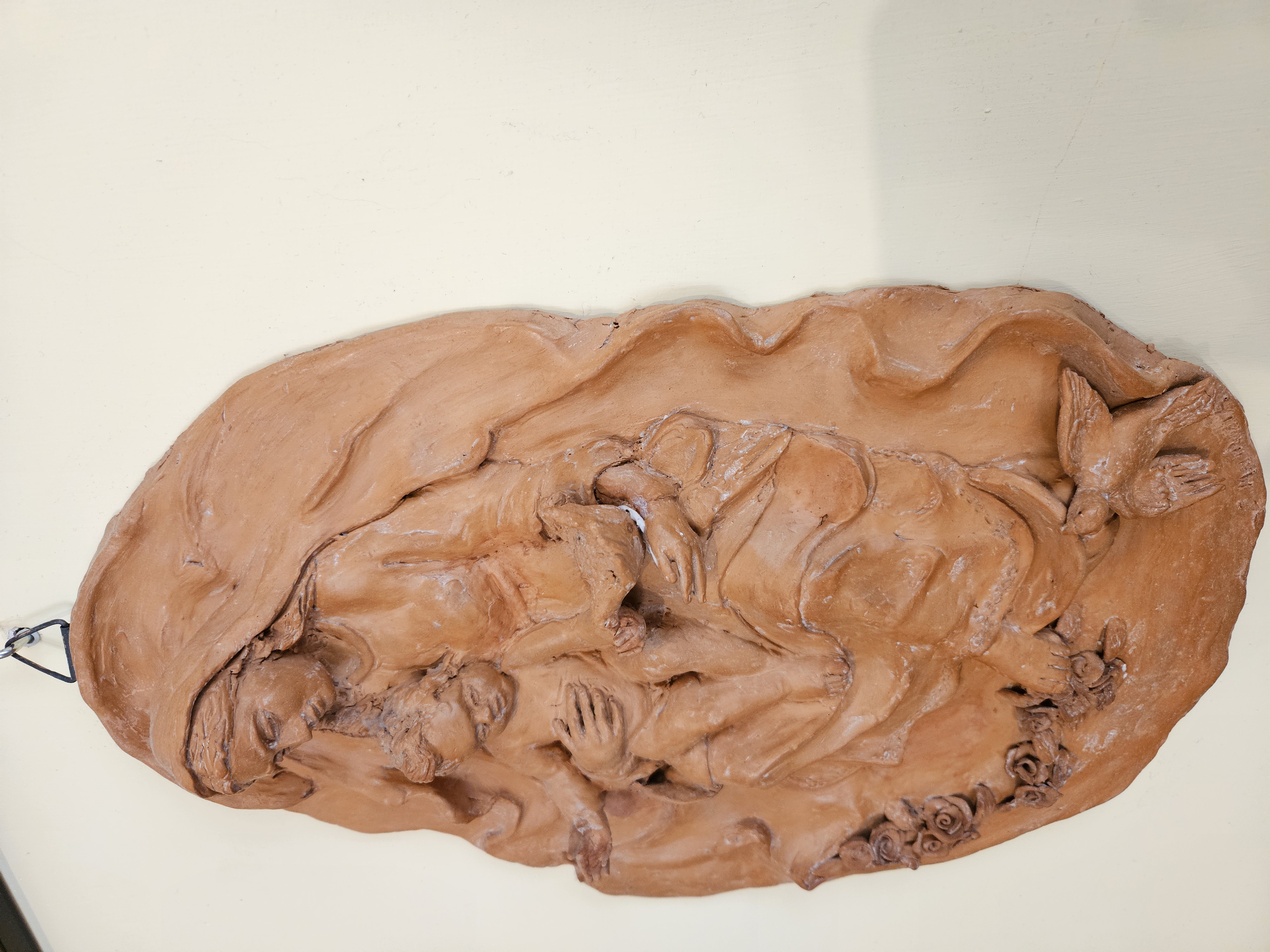 Abbraccio Divino - Scultura in Terracotta di Madonna con Bambino