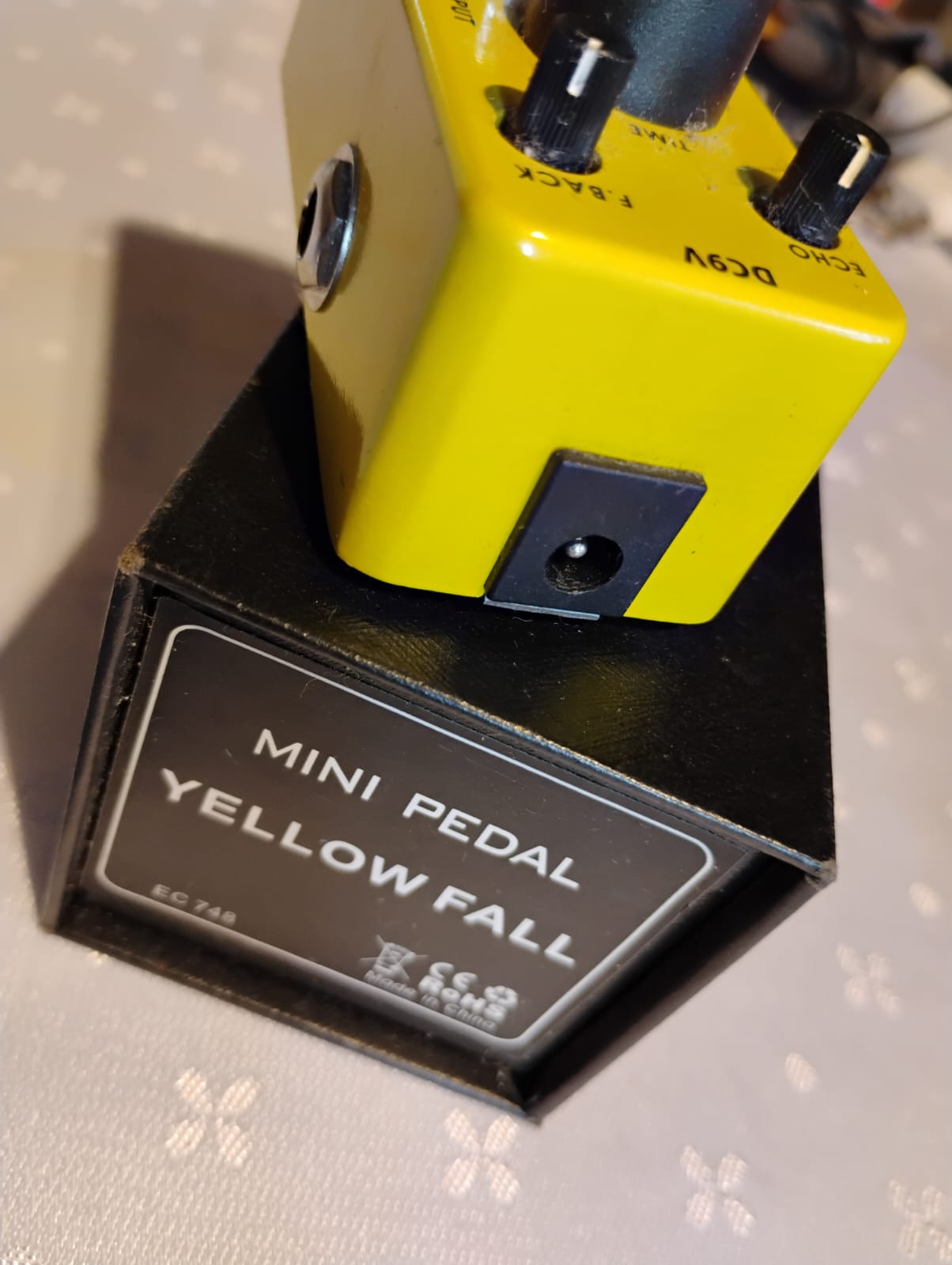 Pedal Delay Yellow Fall na Caixa