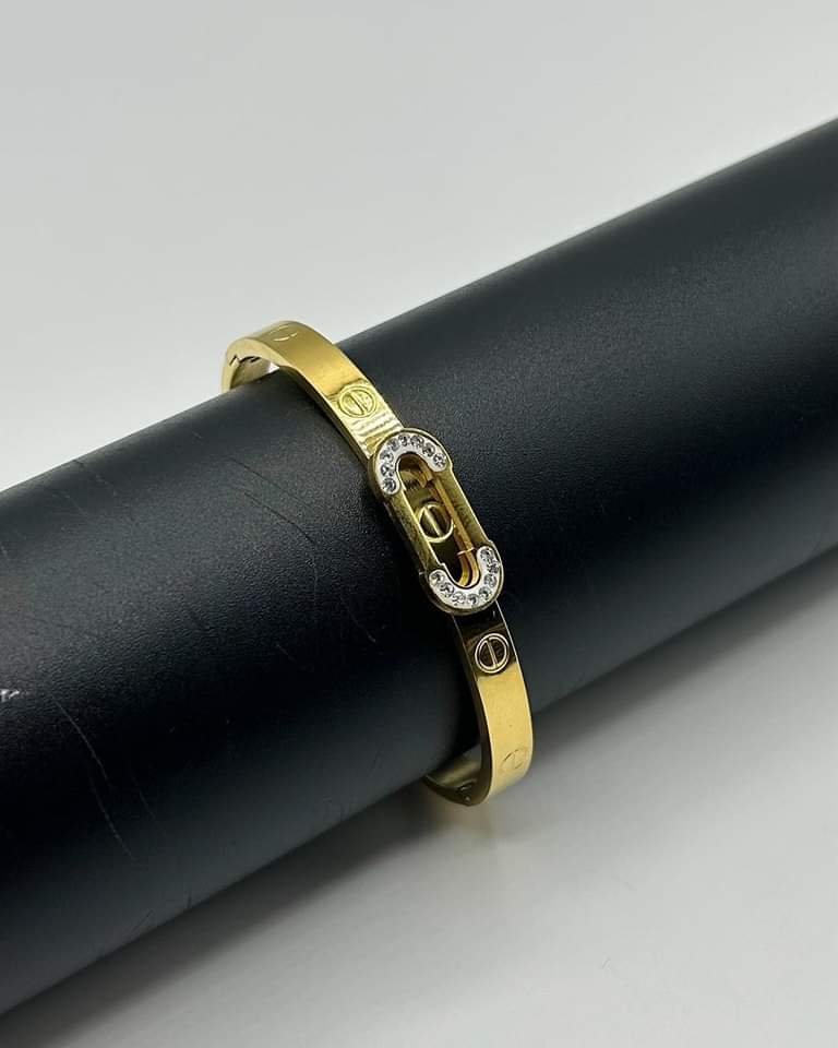 Gleaming Gold-Plated Bracelet with Sparkling Accents