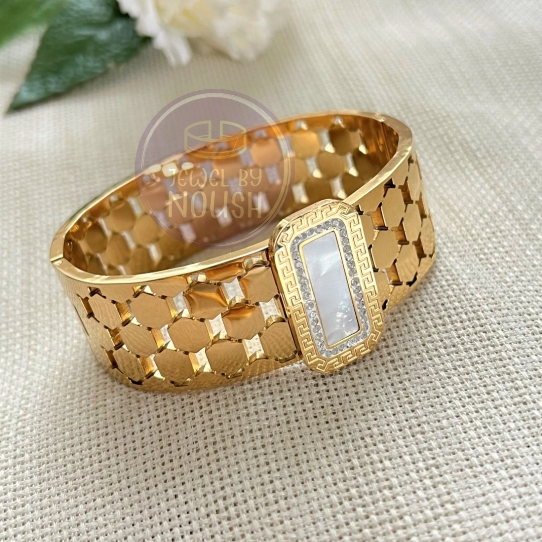 Chic Gold Stretch Bracelet with Geometric Design