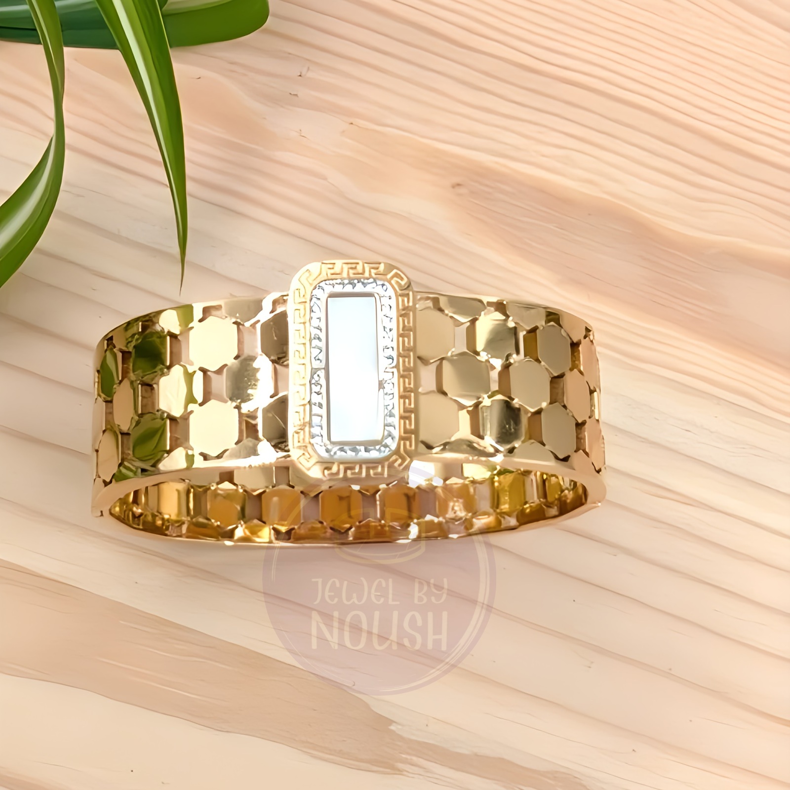 Chic Gold Stretch Bracelet with Geometric Design