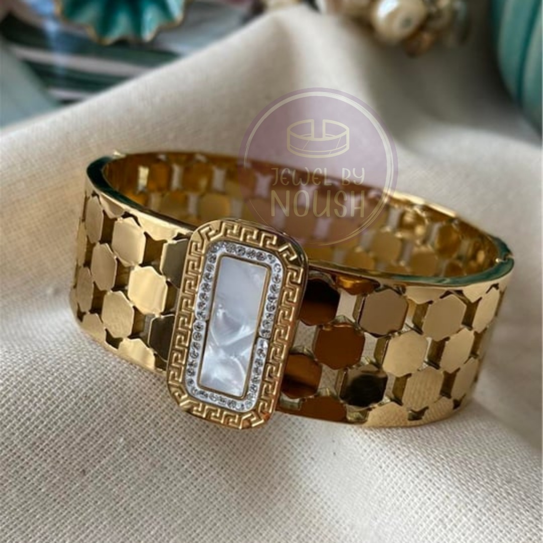 Chic Gold Stretch Bracelet with Geometric Design