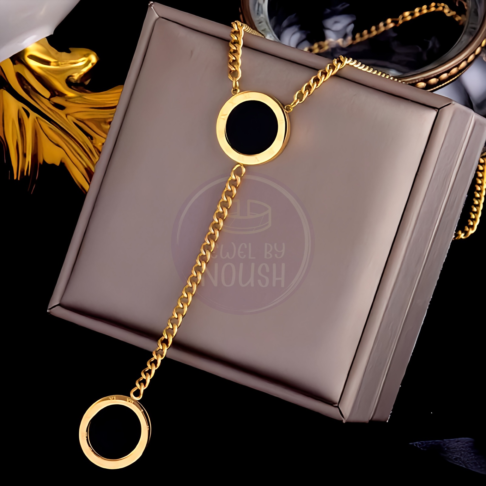Contrast Circle Pendant Necklace