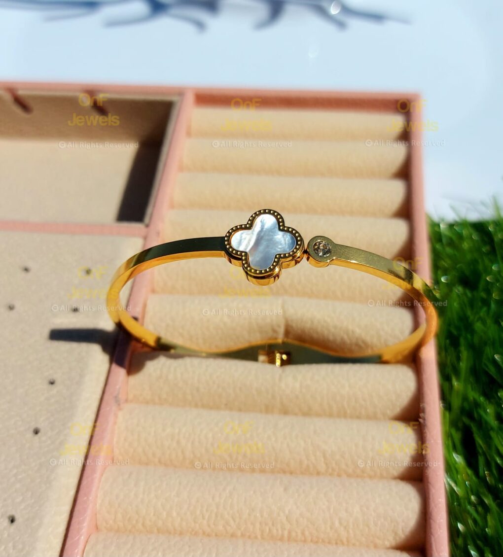 Clover Charm Gold Bracelet