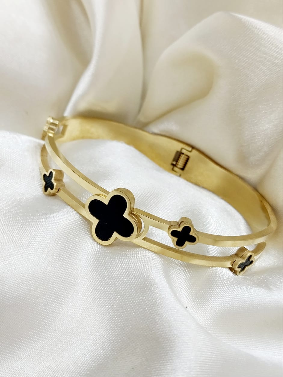 Elegant Gold-Toned Trippel Black Clover Bracelet