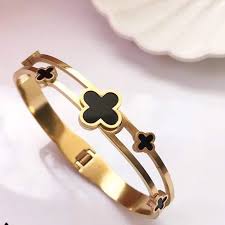 Elegant Gold-Toned Trippel Black Clover Bracelet