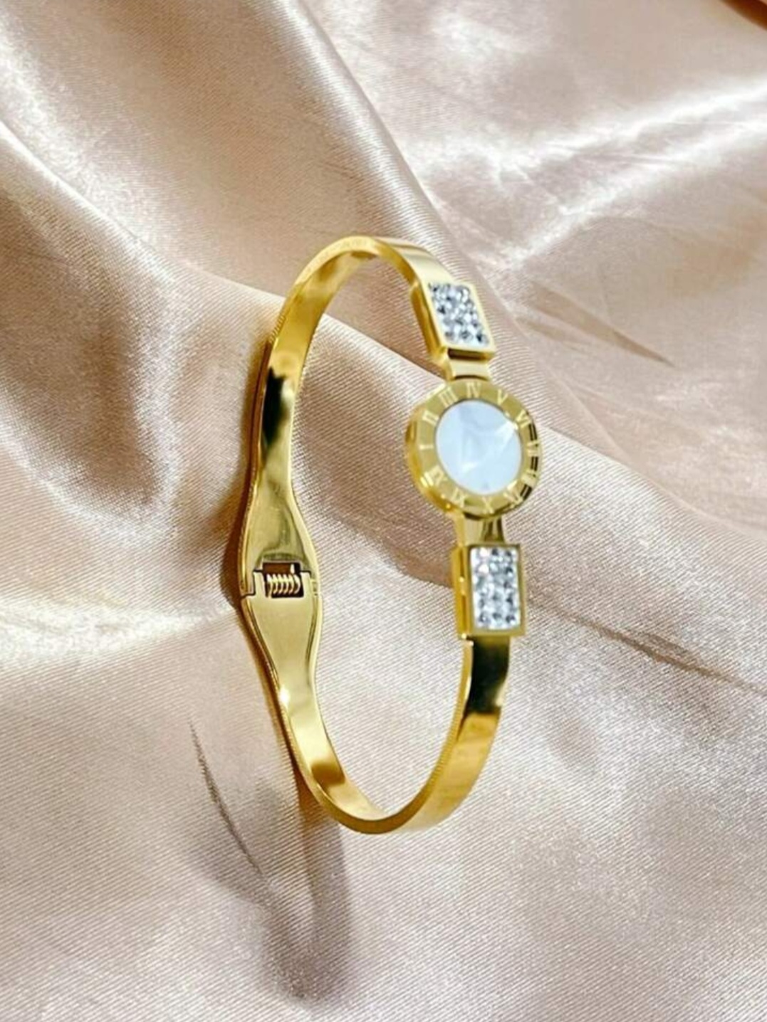 Elegant Gold Bracelet with Gemstone Accents