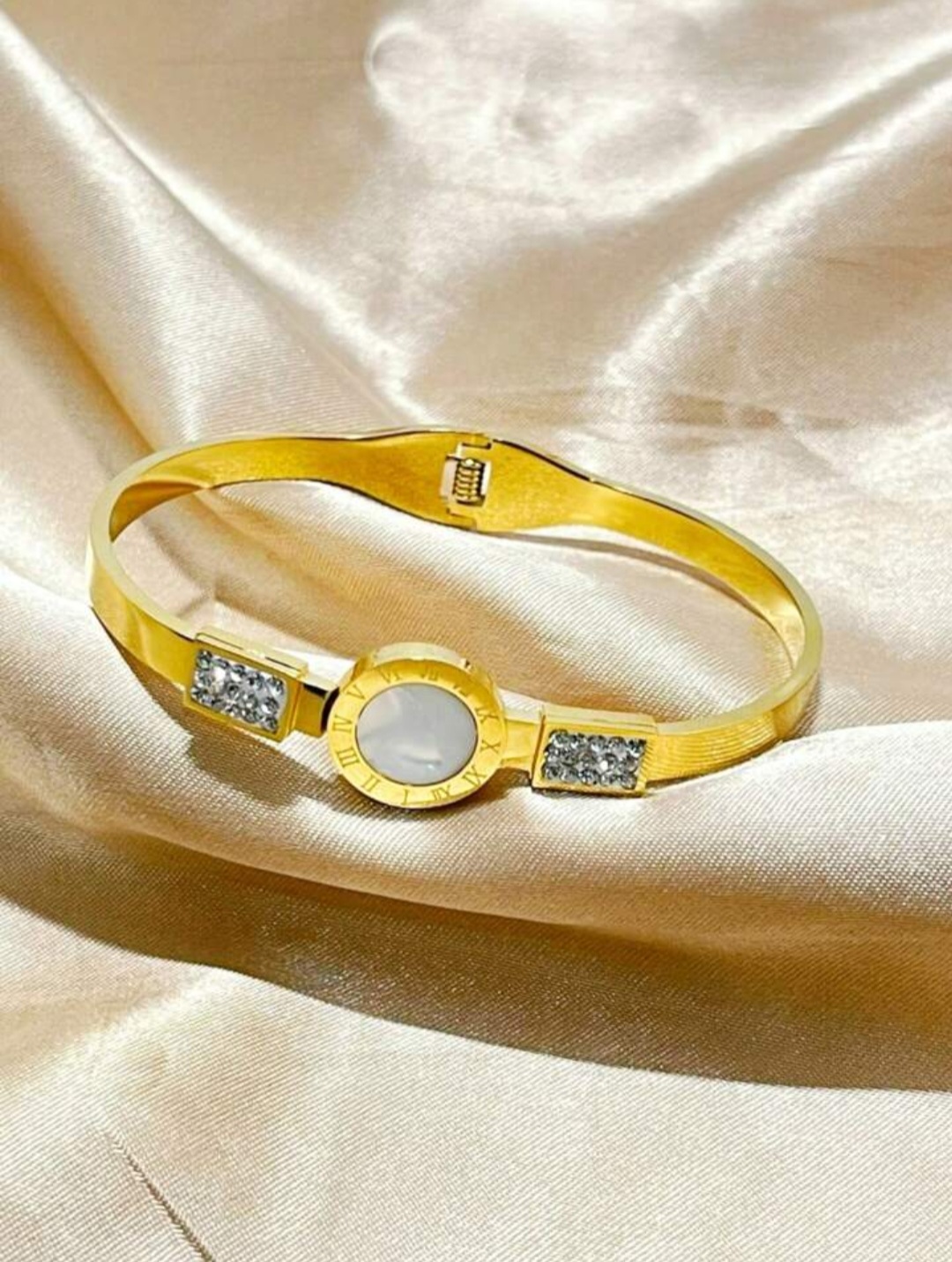 Elegant Gold Bracelet with Gemstone Accents