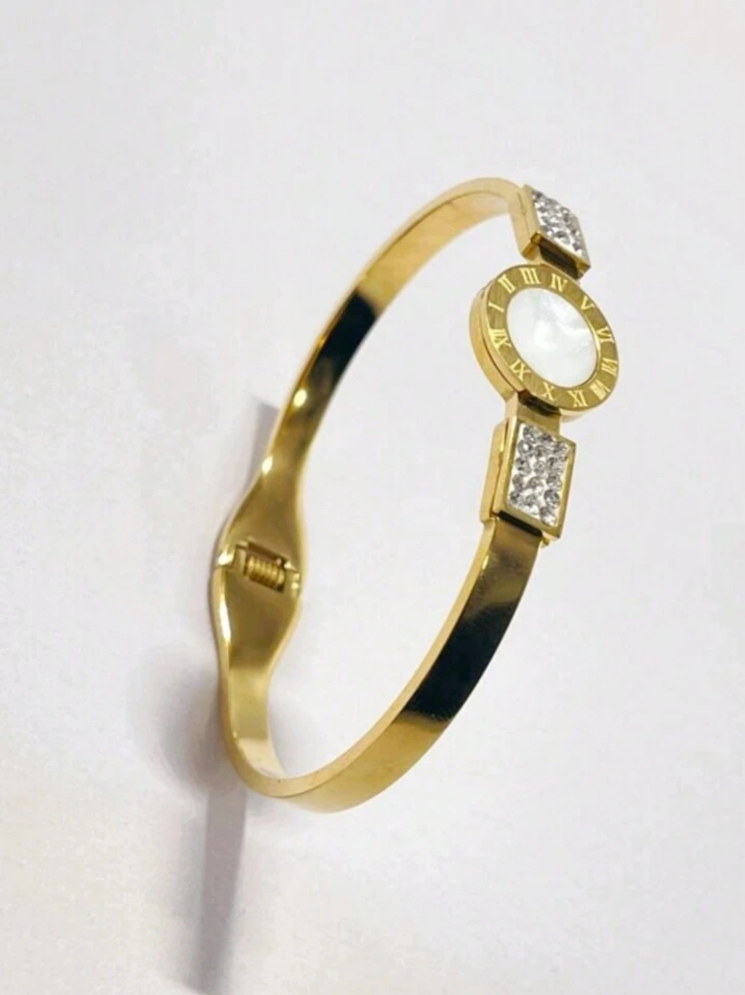 Elegant Gold Bracelet with Gemstone Accents