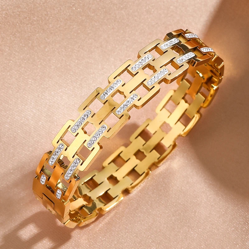 Gold Diamond-Embedded Bracelet