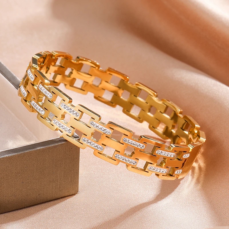 Gold Diamond-Embedded Bracelet
