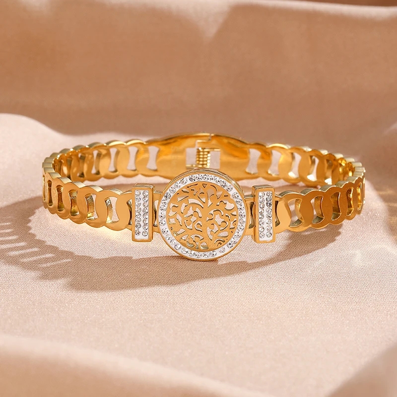 Elegant Gold-Tone Chain-Link Bracelet with Decorative Centerpiece