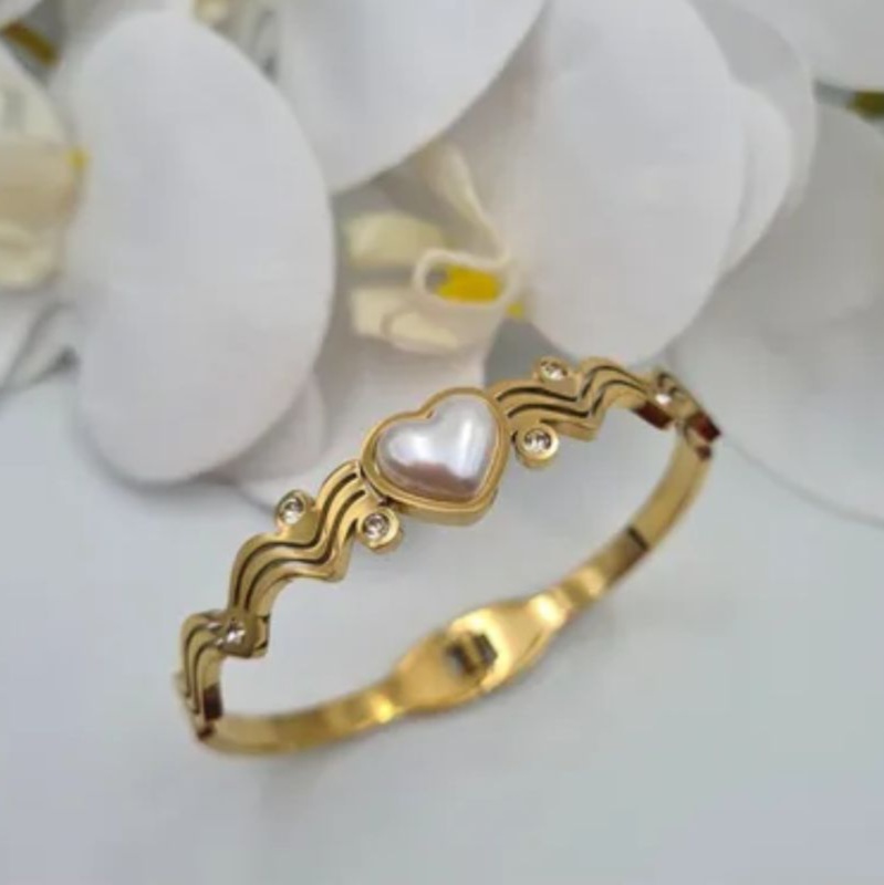 Gold-Tone Wave Pattern Bracelet with Heart Centerpiece