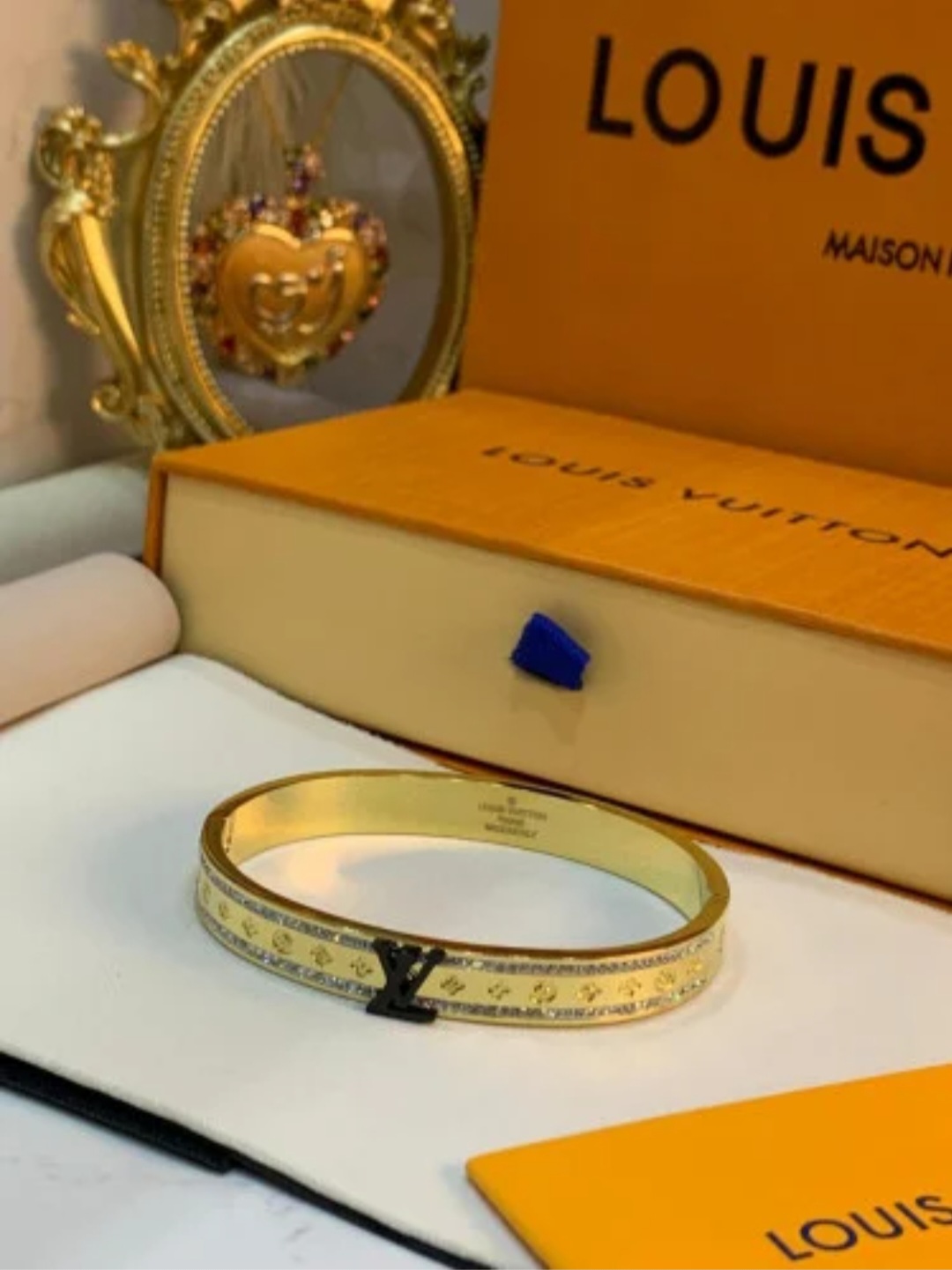  Louis Vuitton Signature Bangle