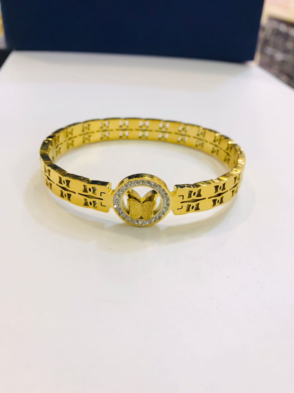  Elegant Gold Bracelet with Butterfly Motif Centerpiece