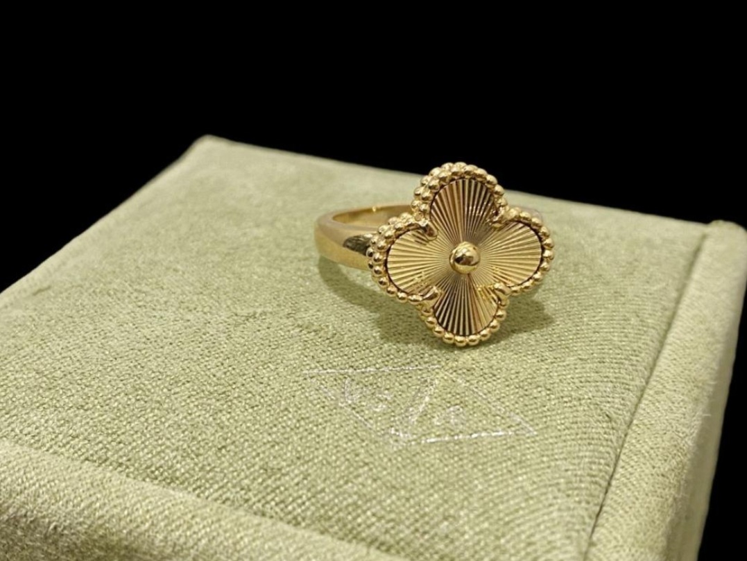  Elegant Gold Floral Ring Adjustable Size