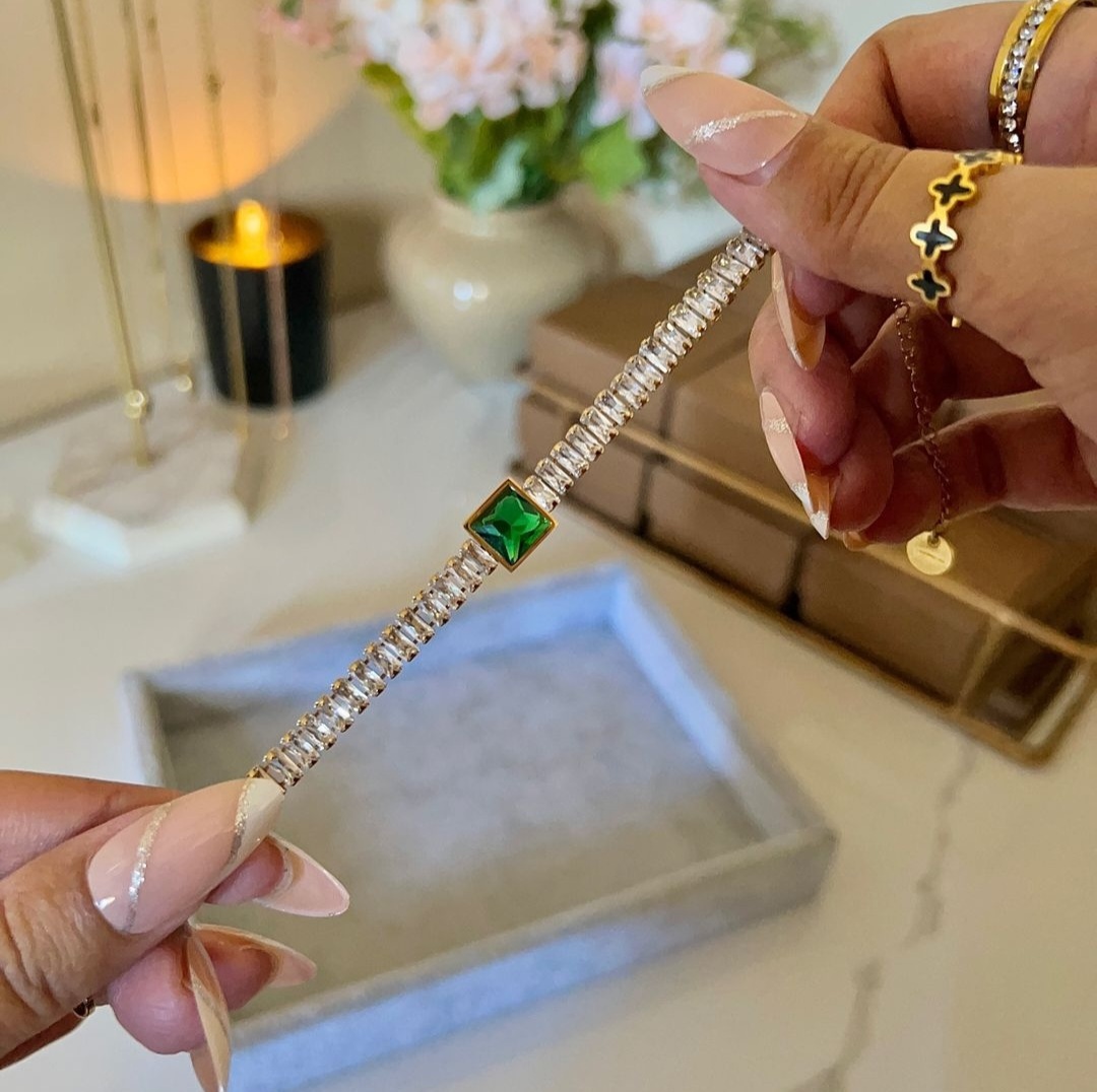  Elegant Gemstone Bracelet with Green Accent