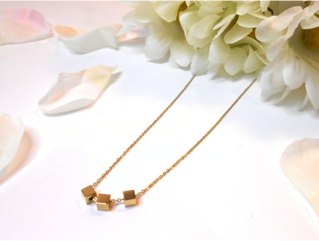 Elegant Gold Cube Pendant Necklace