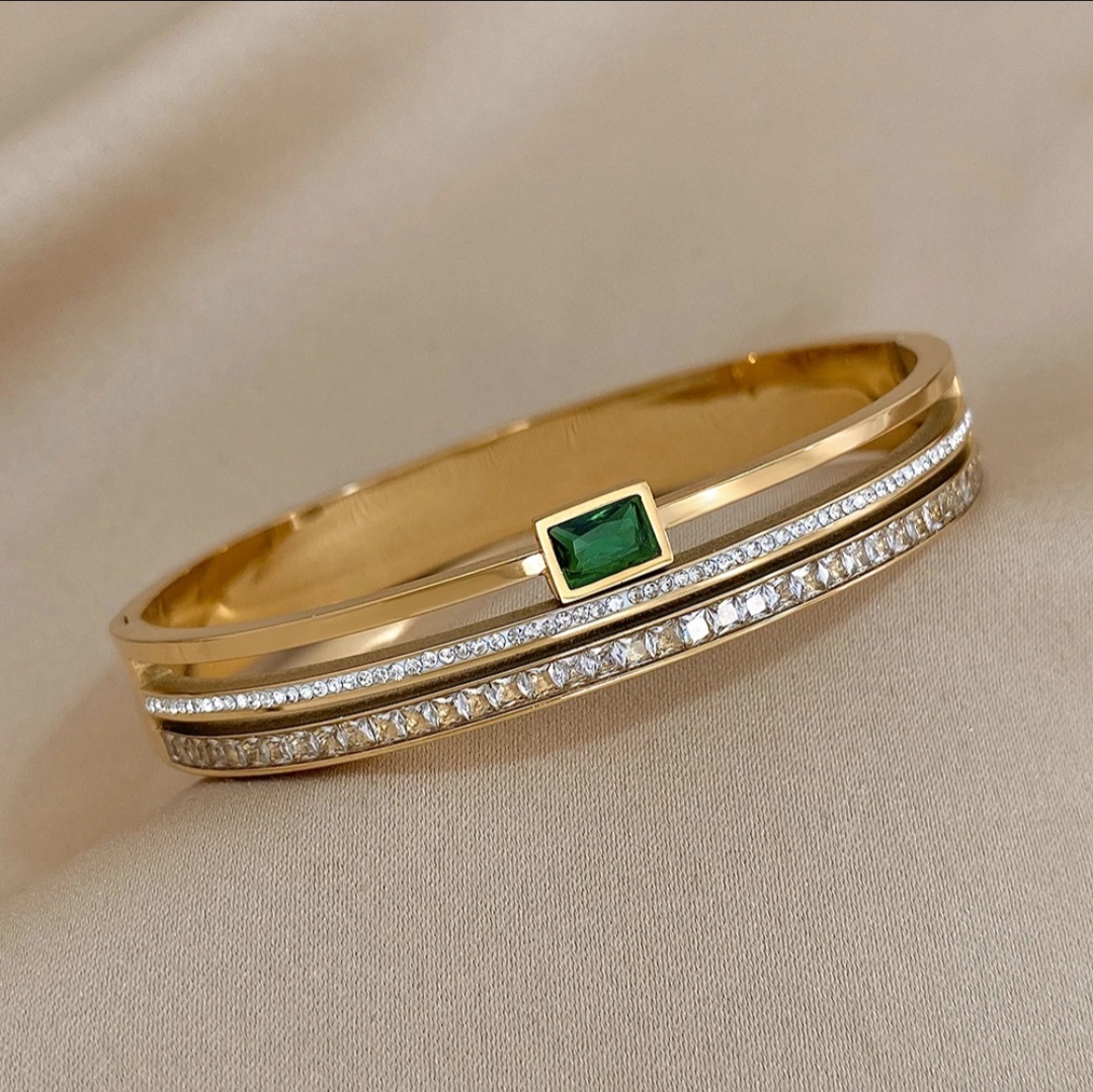 Elegant Gold and Green Gemstone Bangle