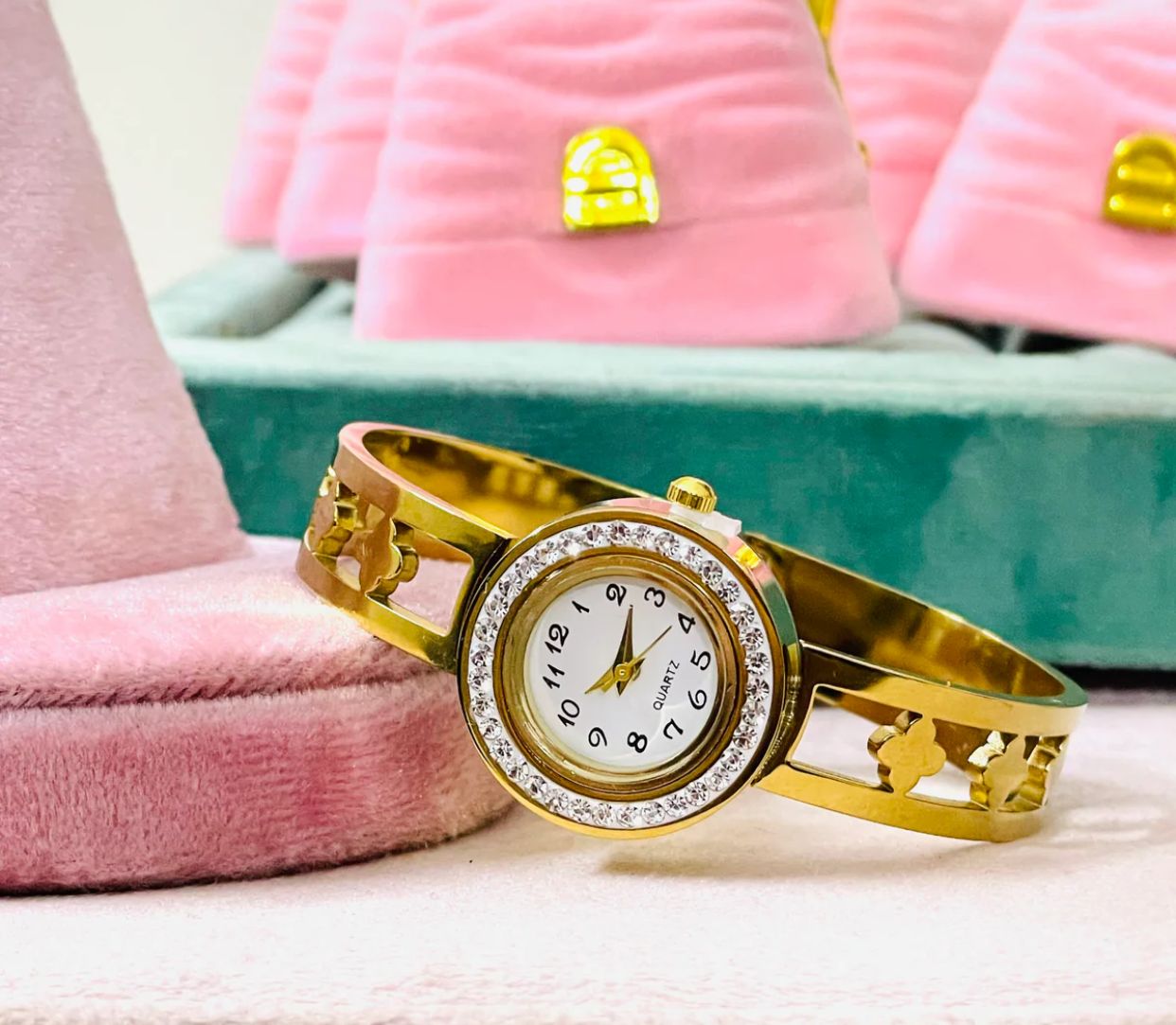 Luxe Gold Quartz Watch with Crystal Accents