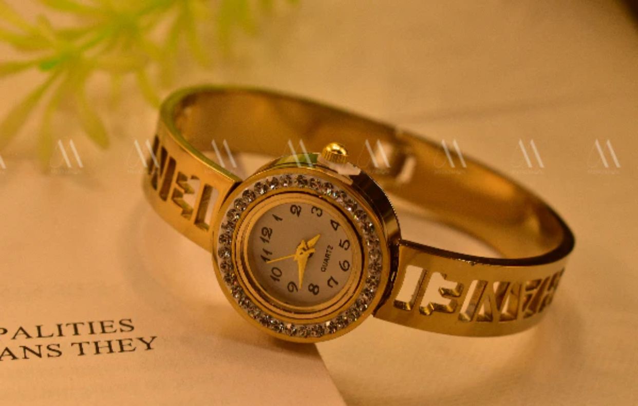 Luxurious Gold-Plated Women's Wristwatch with Crystal Accents