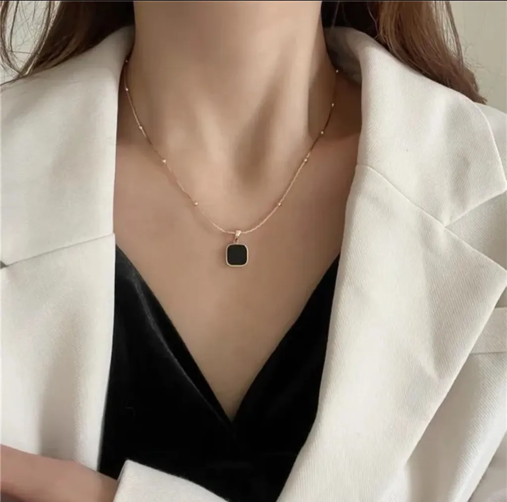 Noor Noir | Reversible Black & White Necklace