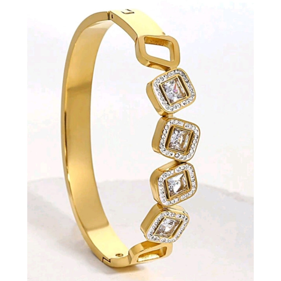 Zeenat | Diamond Motif Gold-Plated Bangle