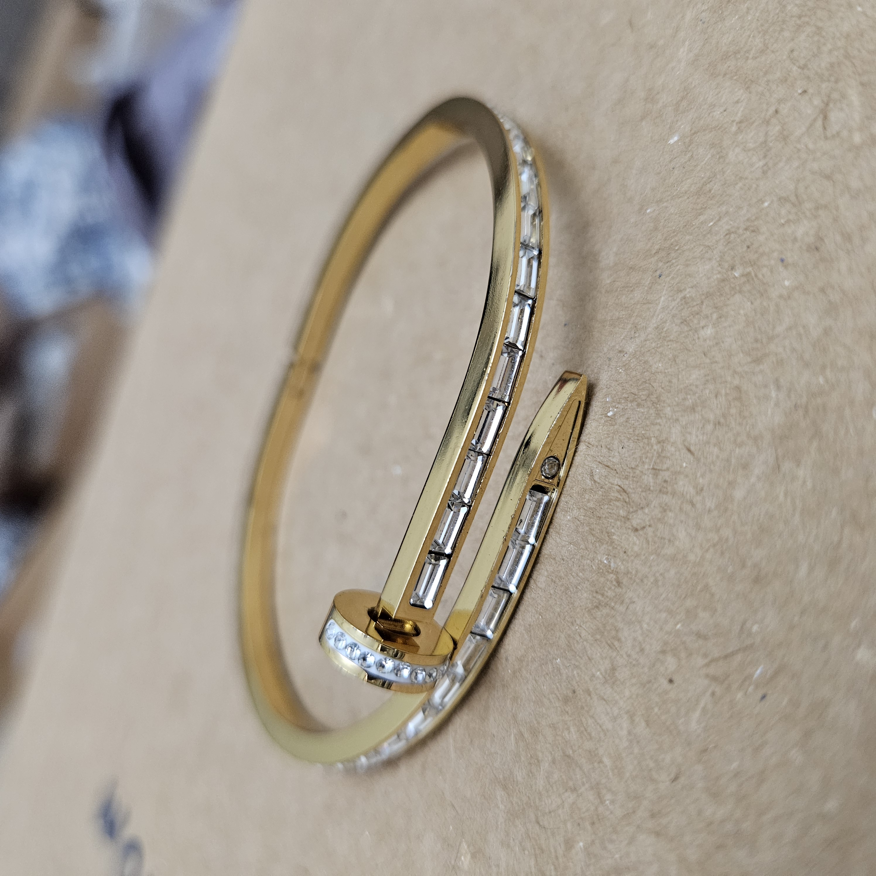 Zanjir | Crystal Nail-Twist Gold Bangle