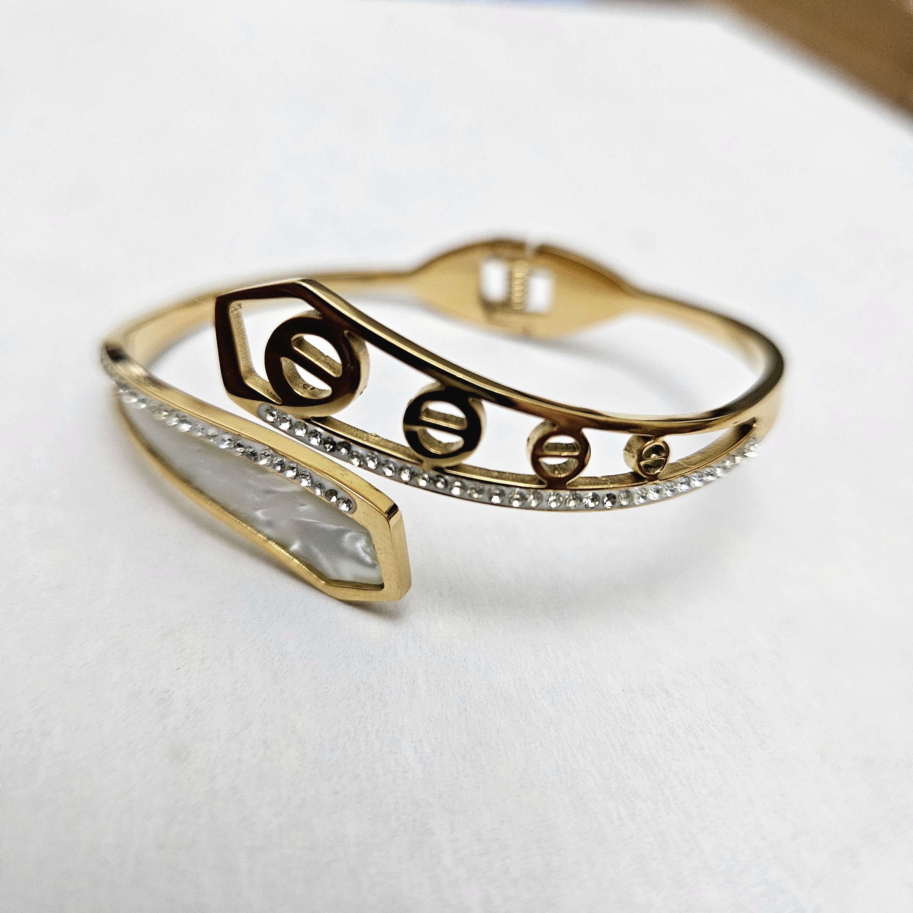 LunaLayl | Pearl Crest Openwork Bracelet