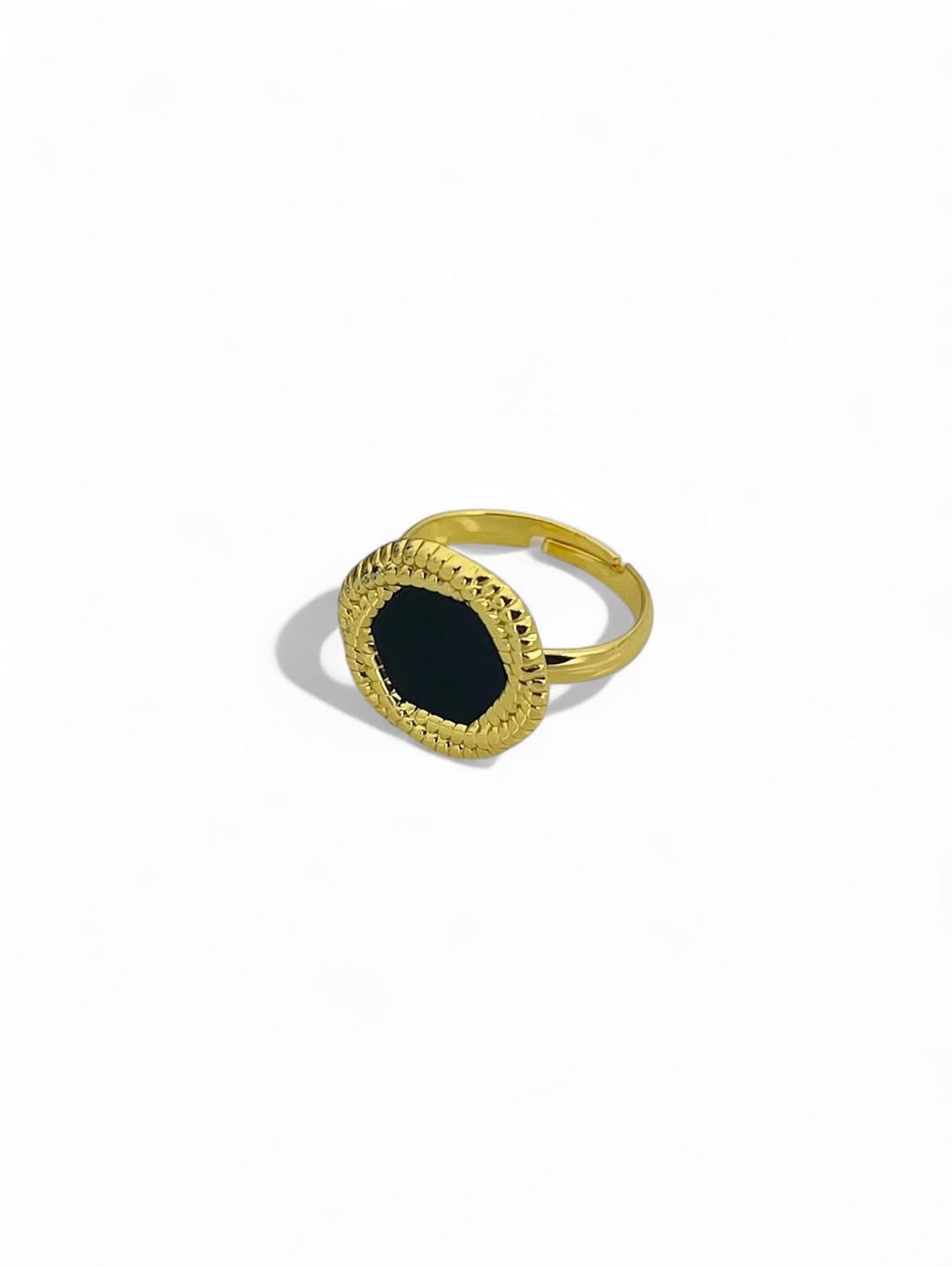 Obsidian Crest – Sculpted Black Statement Ring