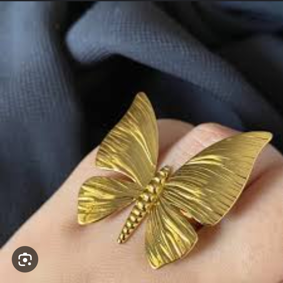 Golden Flutter Ring – Nature’s Radiance in Flight