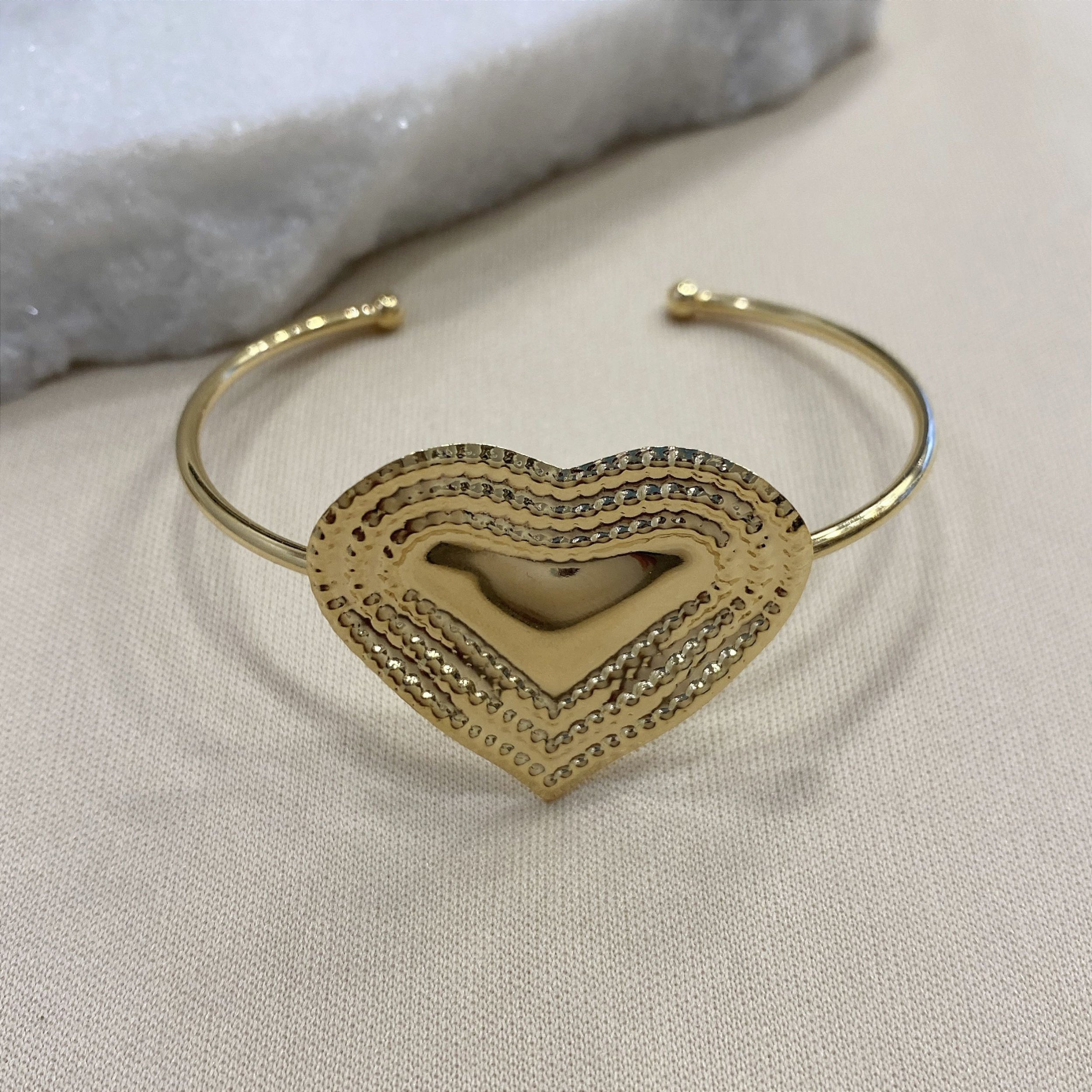 Heartline Cuff – Sculpted Gold Romance