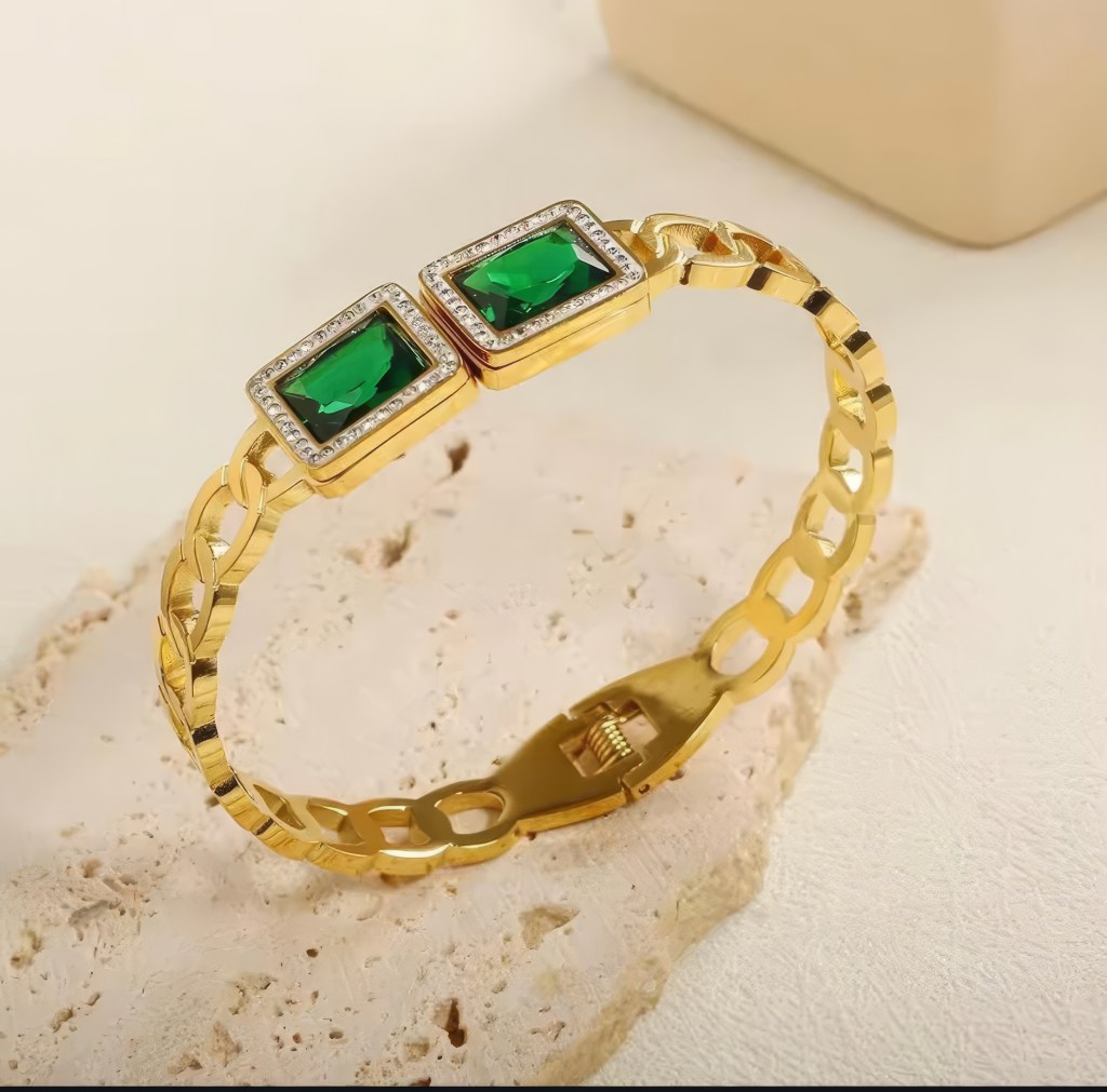 Verdant Radiance – Emerald Cut Gold Bracelet with Diamond Halo