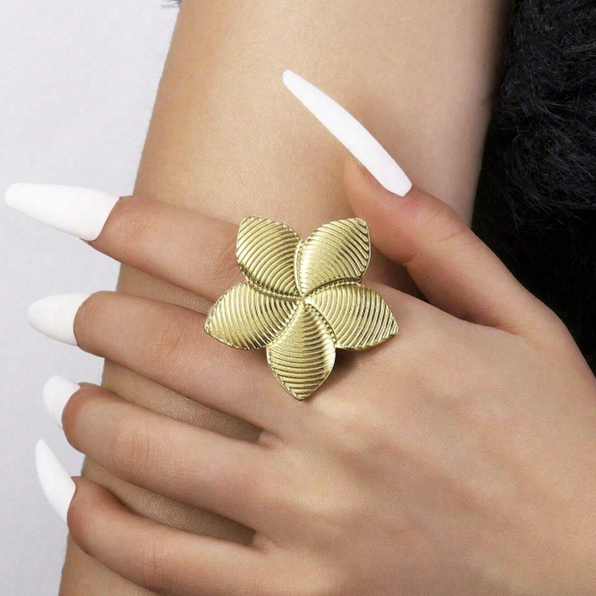Aurea Bloom – Textured Petal Gold Ring