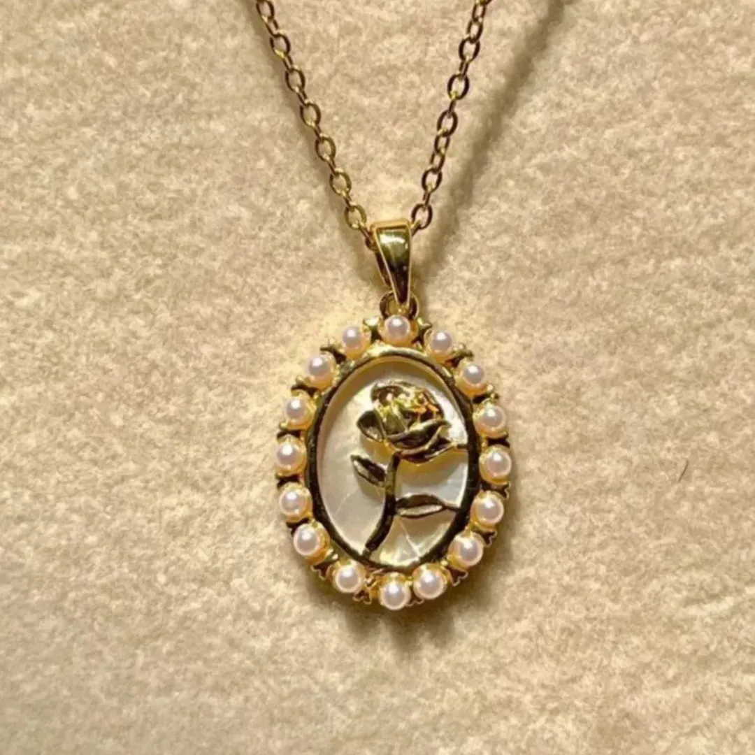 Rosette Elegance – Pearl Halo Necklace