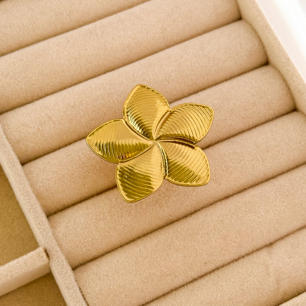 Aurea Bloom – Textured Petal Gold Ring
