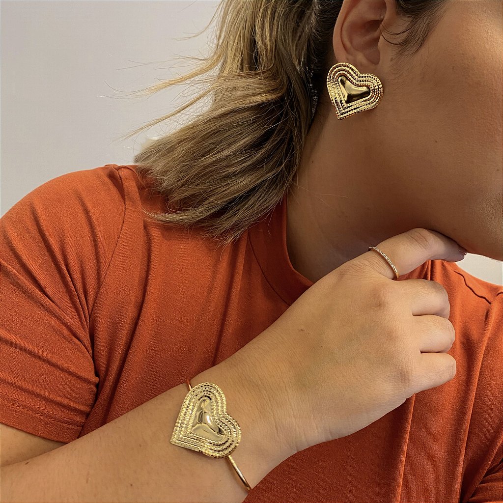 Heartline Cuff – Sculpted Gold Romance