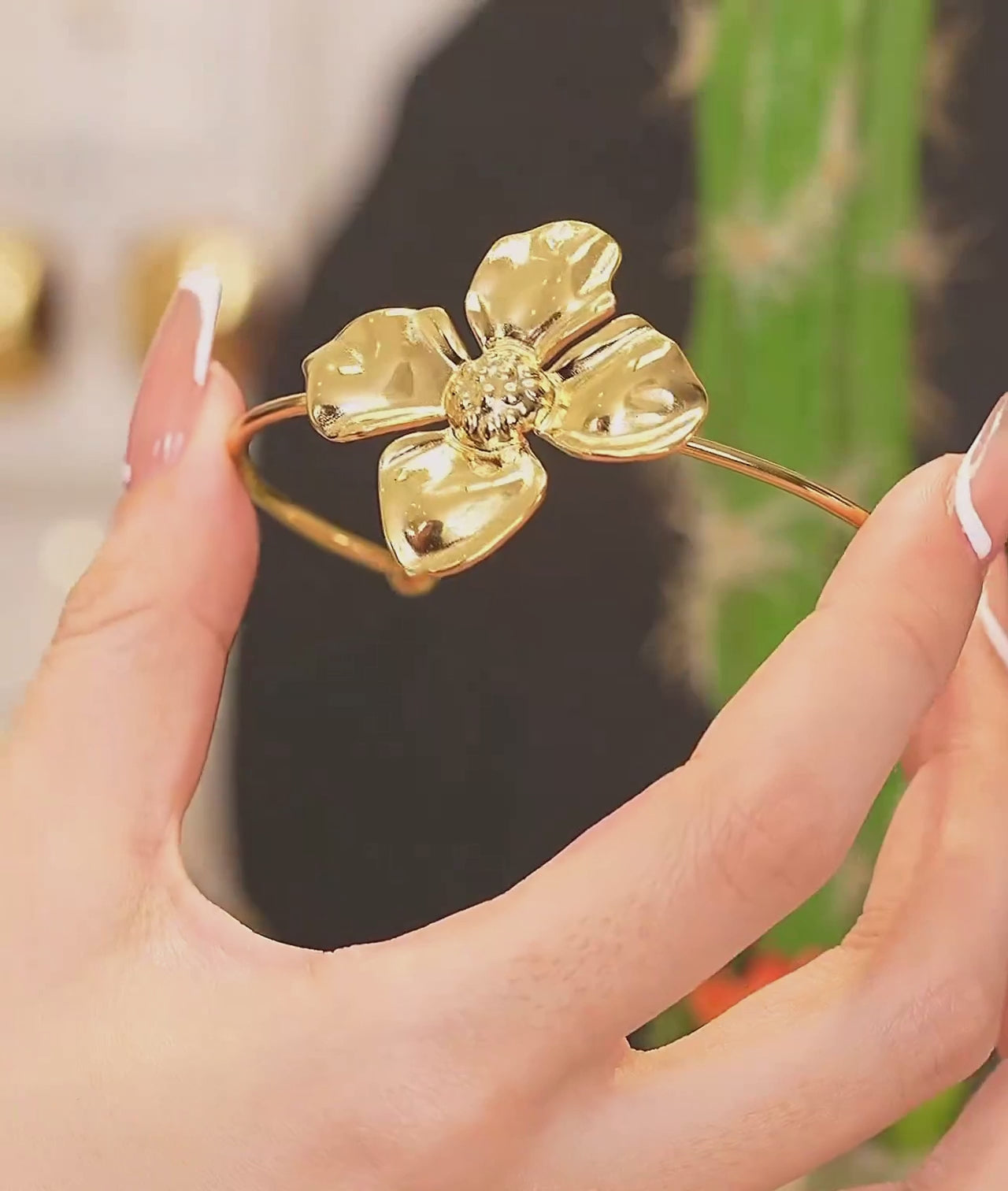 Blossom Embrace Cuff – Floral Gold Elegance