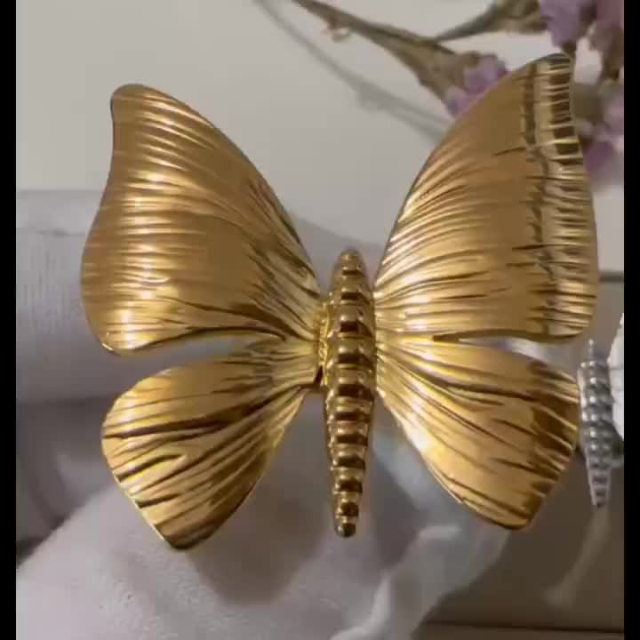 Golden Flutter Ring – Nature’s Radiance in Flight