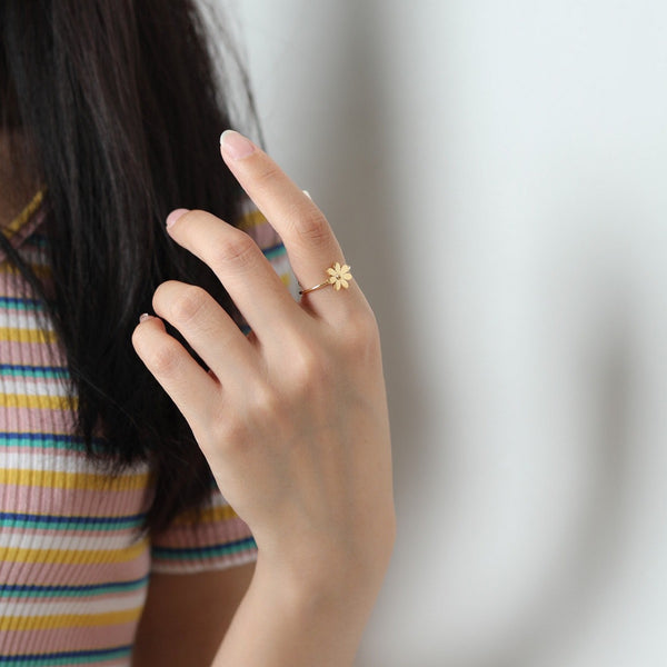 “Fleur” Daisy Ring – Adjustable Gold Finish