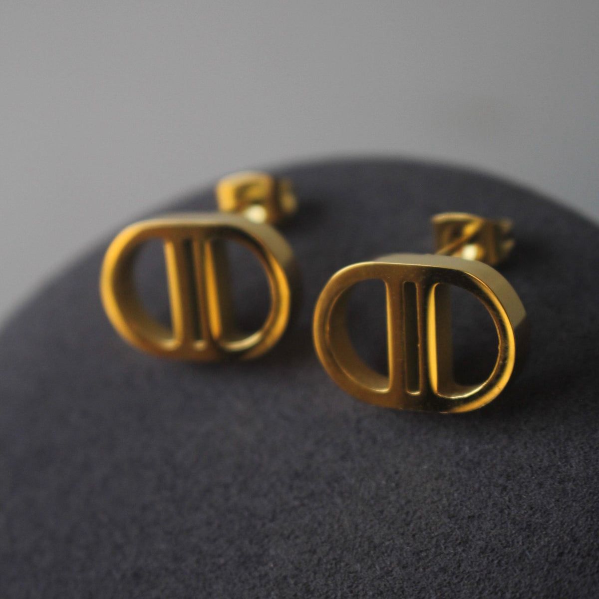 Zeenat Geometry Studs – Gold-Textured Minimal Elegance
