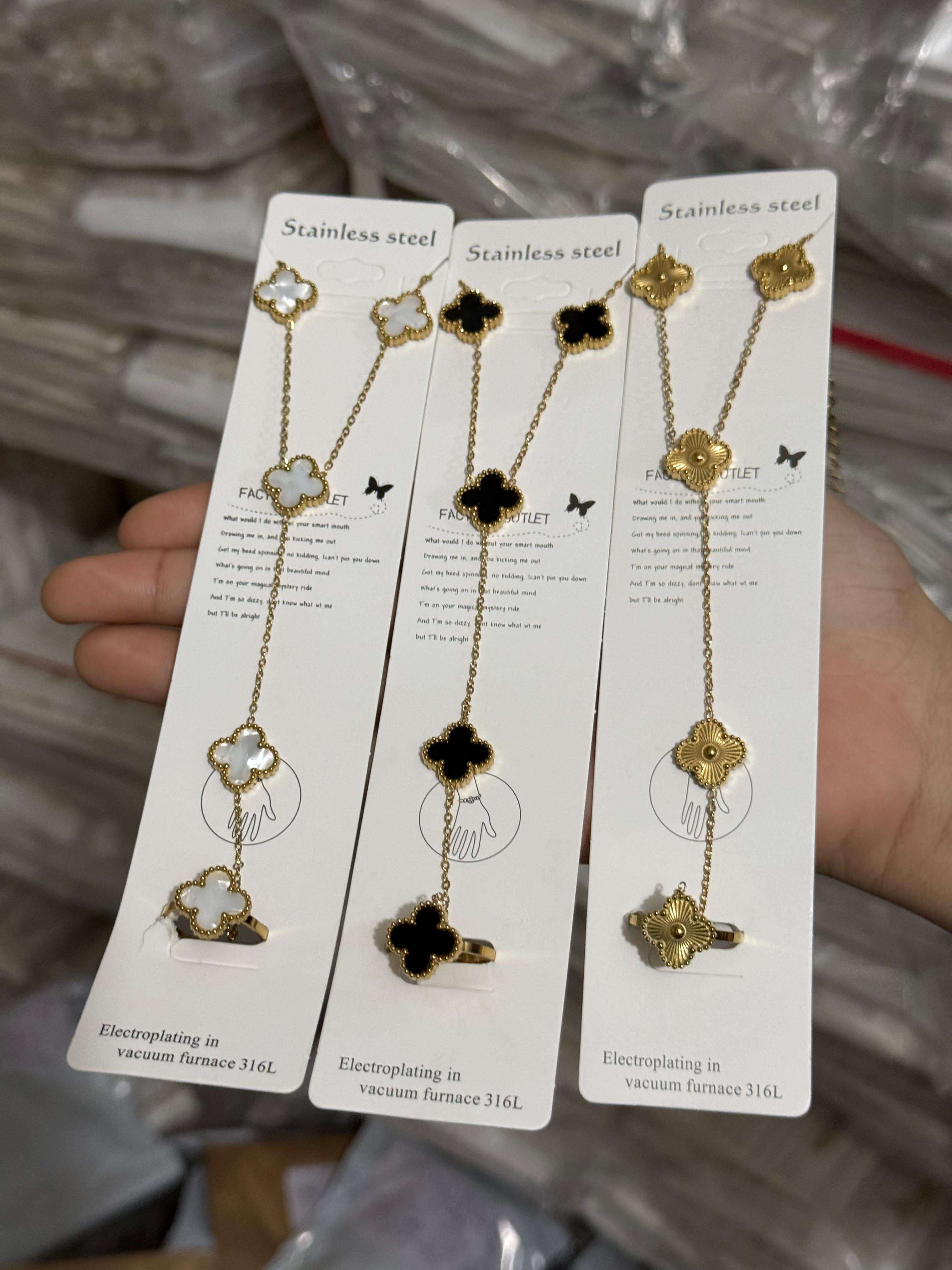 “Qalbé Noor” Clover Chain Bracelet Ring – Adjustable